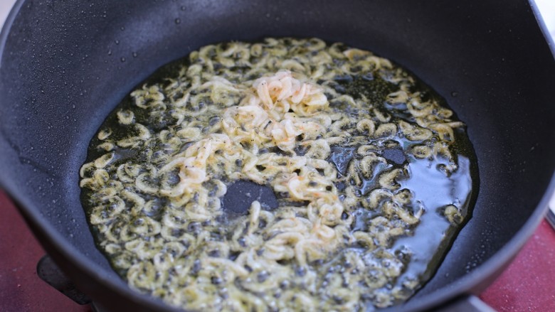 虾皮炖南瓜,锅中放适量食用油烧热后，倒入虾皮炒出香味