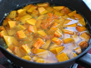虾皮炖南瓜,添入清水与锅中食材一平，大火煮开后改中小火炖煮20-30分钟