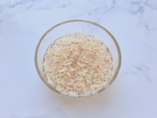 虾皮炖南瓜,虾皮用清水浸泡十分钟
