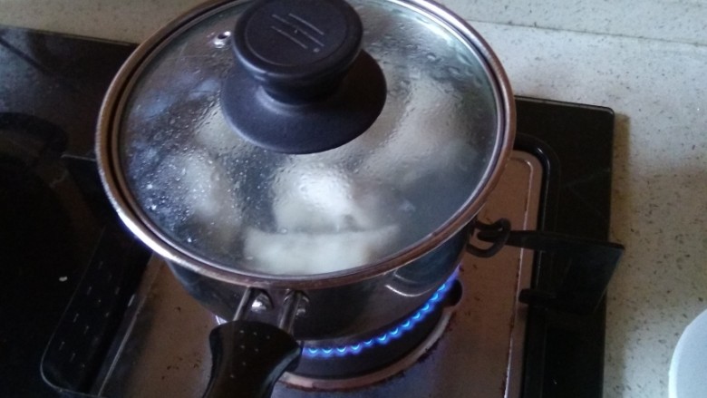 下水饺,顺时针轻轻搅动，直到饺子浮起不沾锅底，盖上盖子继续煮，加盐