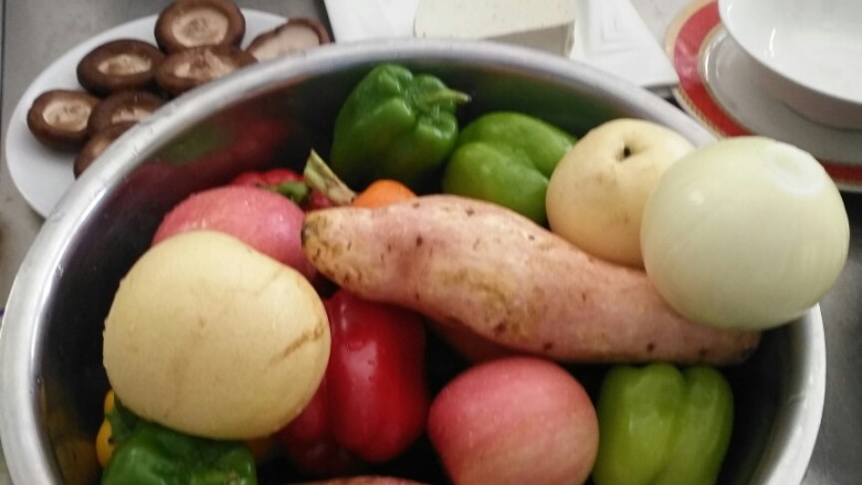 红薯水果缤纷鲜三彩,把所要做的菜，准备出来，洗好，切滚刀块