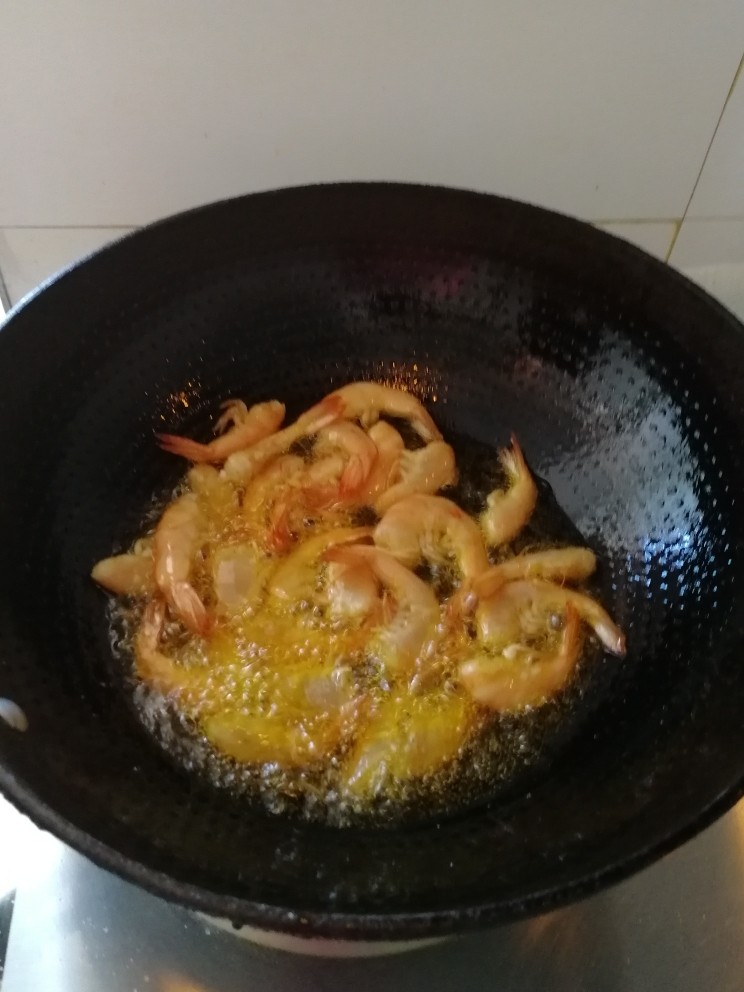 干炸葱香溜大虾,油热放入大虾