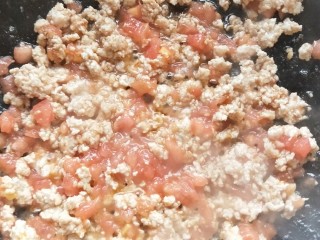 肉末土豆泥,再加入西红柿炒出沙