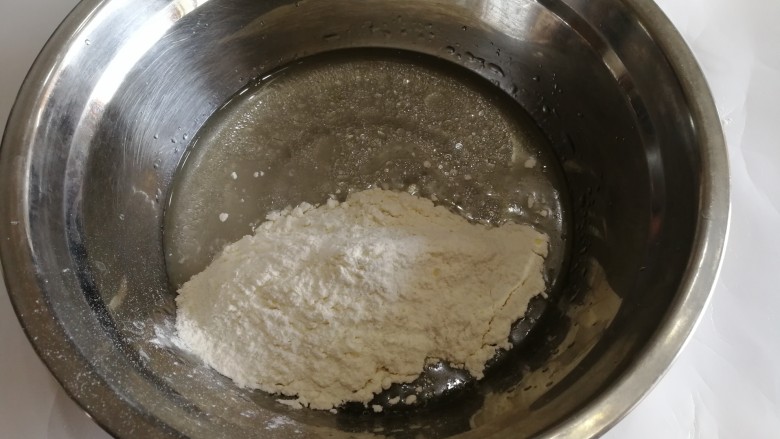 不回缩的纸杯蛋糕,放入低粉，盐采用z字形搅拌。