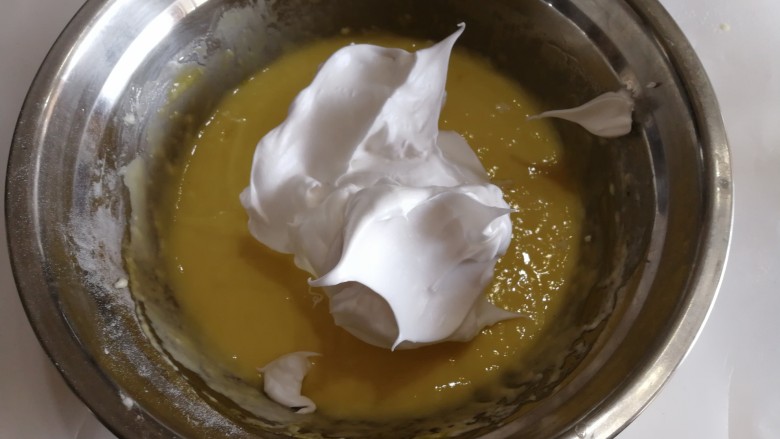 不回缩的纸杯蛋糕,取1/3的蛋白到蛋黄糊里面。