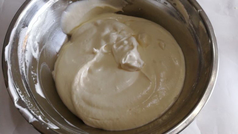 不回缩的纸杯蛋糕,然后将混合好的蛋黄糊倒入剩下的蛋白里面，继续用切拌的方式进行操作。