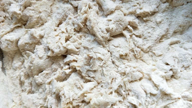 全麦豆沙包,两种面粉混合在一起，然后干酵母与温水和开，加入在面粉里面搅成面絮