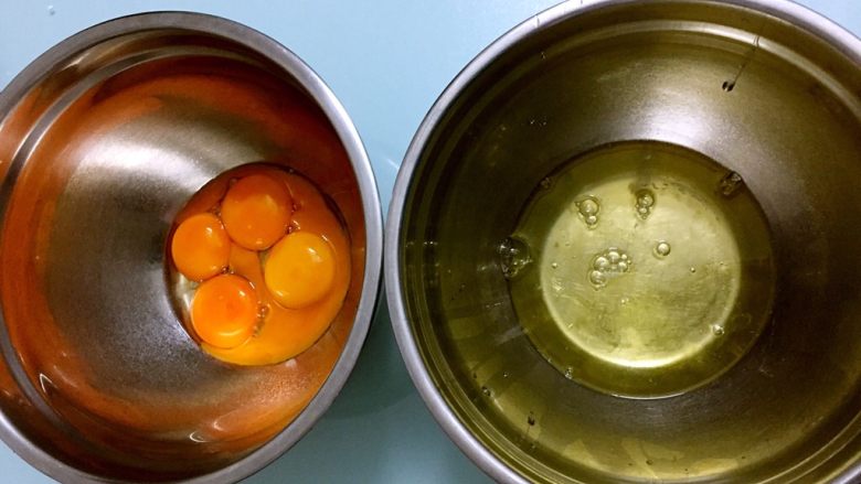 菠菜泥戚风蛋糕,将蛋黄和蛋白分离分别放在两个无水无油的盆中