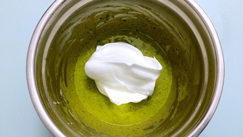 菠菜泥戚风蛋糕,将三分之一蛋白霜倒入蛋黄糊拌匀