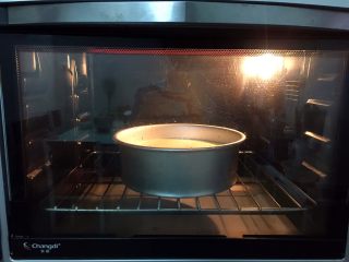 菠菜泥戚风蛋糕,放进预热好的烤箱，上火90度，下火120度，下层60分钟