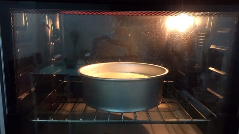 菠菜泥戚风蛋糕,放进预热好的烤箱，上火90度，下火120度，下层60分钟