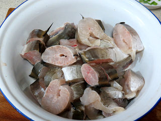下饭菜【红烧蒜香鳗鱼】,菜场买好的鳗鱼让卖家剖好，回家洗净沥干，切成稍薄的小段，用少许盐腌制一下