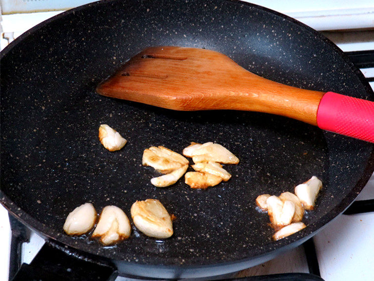 下饭菜【红烧蒜香鳗鱼】,锅里放油，将大蒜下锅，小火慢慢煎炸至表面金黄