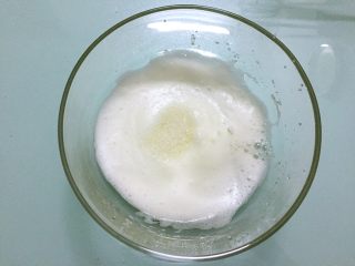 蛋白糖,打发至浓密泡沫，再加入三分之一白糖
