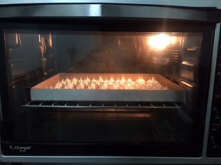 蛋白糖,放入预热好的烤箱，上下火90度（我是以烤箱温度计为准），中层60分钟，再焖5-10分钟再取出
