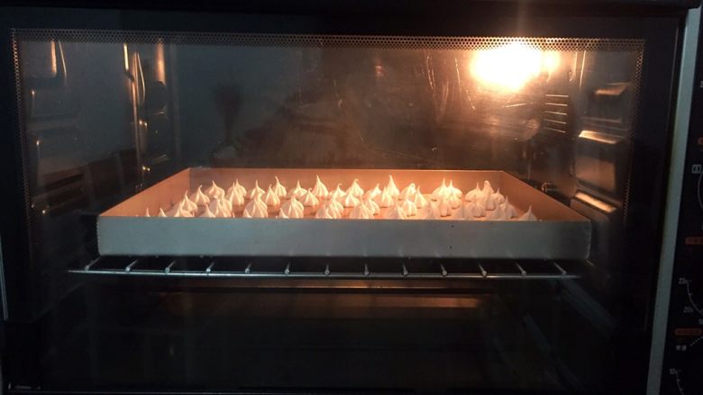 蛋白糖,放入预热好的烤箱，上下火90度（我是以烤箱温度计为准），中层60分钟，再焖5-10分钟再取出