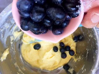 蓝莓蛋糕,加入新鲜蓝莓，轻轻翻动混合均匀