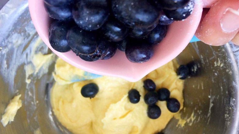 蓝莓蛋糕,加入新鲜蓝莓，轻轻翻动混合均匀