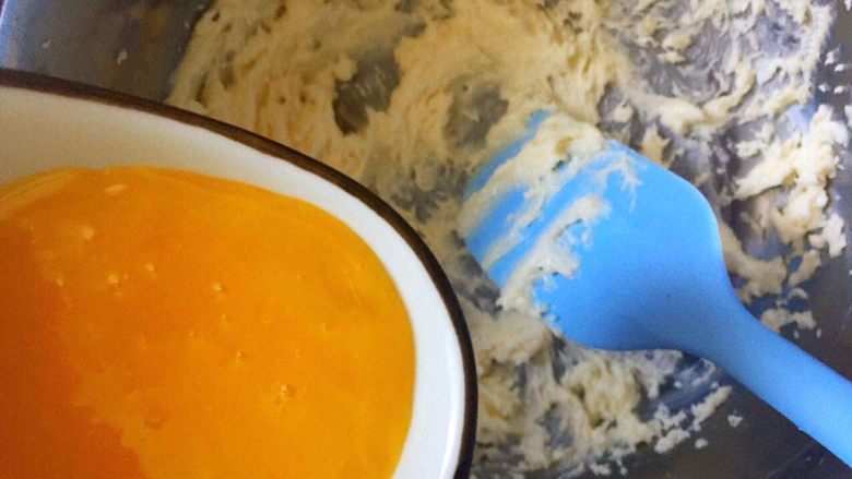 蓝莓蛋糕,黄油打好以后分三次加入蛋黄，每一次要完全混合后再加入下一次