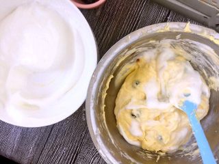 蓝莓蛋糕,取一半的蛋白放入面糊糊里，用翻拌的手法迅速混合，切勿过度搅拌使蛋白消泡