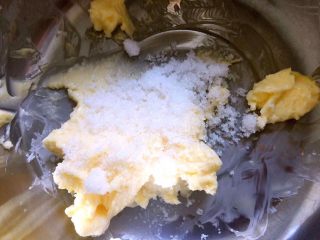 蓝莓蛋糕,黄油室温软化后加入糖用打蛋器打至蓬松发白
