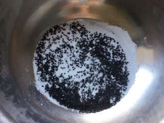 香脆麻叶,将黑芝麻和绵白糖放入大盆中。