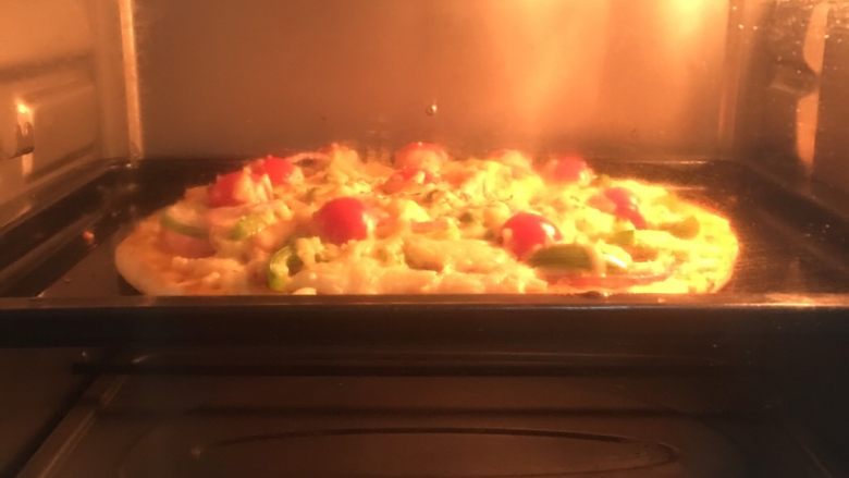 披萨,放进烤箱上火200度，下火180度烤20分钟即可。（烤箱温度和时间适当调整，每个品牌的烤箱会有一些差异）