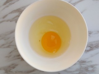 鸡蛋香炒馒头丁,鸡蛋打入碗中