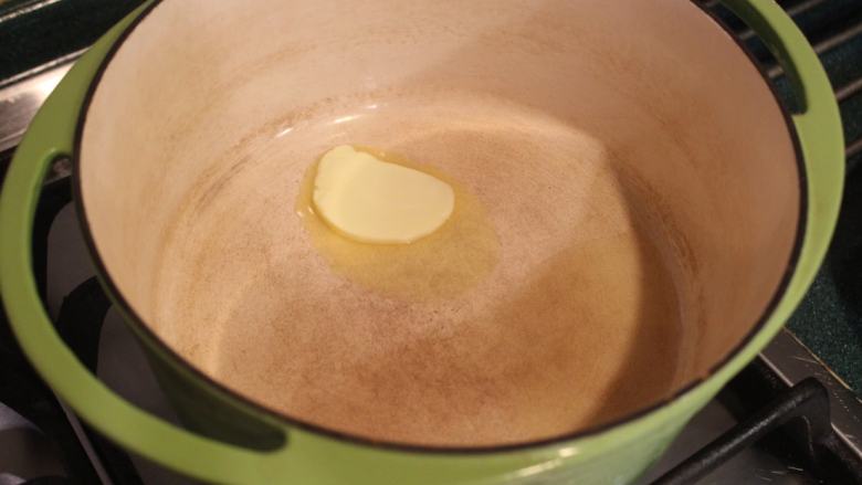 白萝卜浓汤,炖锅加热，放入奶油。