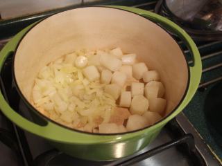 白萝卜浓汤,将洋葱炒软。再放入萝卜拌炒一下。