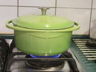 白萝卜浓汤,煮滚后转小火，炖煮30分钟，将萝卜煮软。