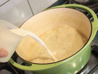 白萝卜浓汤,用调理棒将萝卜打成细泥，似乎是太稠了，加一些牛奶调整稠度。