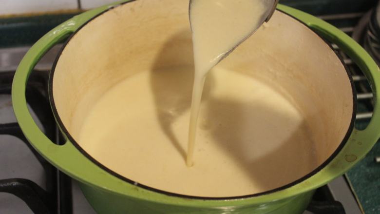 白萝卜浓汤,如果太稠，还是可以加一些牛奶调整成合适的稠度。