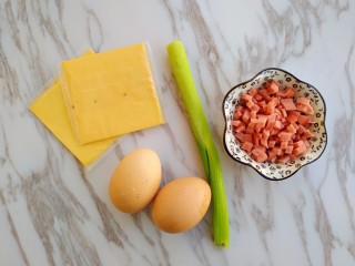 芝士火腿鸡蛋卷,首先准备好食材:鸡蛋、火腿、芝士、葱花