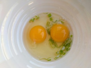 芝士火腿鸡蛋卷,打入鸡蛋