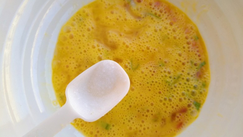 芝士火腿鸡蛋卷,放少许盐搅拌均匀