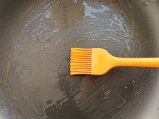 芝士火腿鸡蛋卷,取平底锅，刷一层薄薄的油