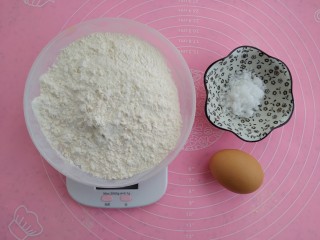 自制磨牙棒,首先准备好食材:低筋面粉120克、鸡蛋一个约60克、白糖10克、黄油5克