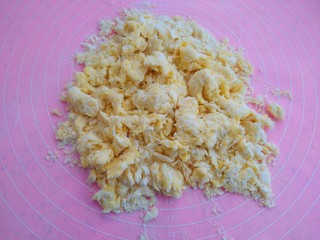 自制磨牙棒,鸡蛋加面粉和成柳絮状