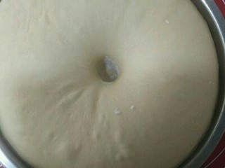 蜜豆椰蓉吐司,第二天早上取出，用手指沾点面粉在面团上插个小洞，小洞不回缩不塌陷即一发完成