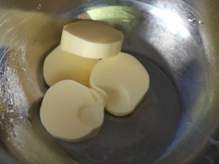 苹果玫瑰挞,黄油室温软化，用手指轻轻按压可以按动表示软化好了。