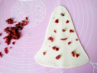 最爱面包+蔓越莓夹馅牛角包,蔓越莓分散撒均匀点如图可以了