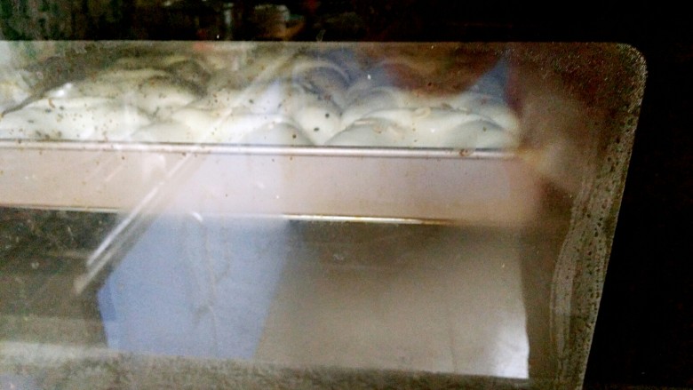 最爱面包+蔓越莓夹馅牛角包,放进预热好的烤箱，160度20分钟