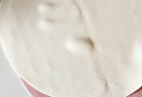 #最爱包子#粉红梦幻肉包,擀好的白红片面片。