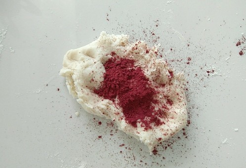 #最爱包子#粉红梦幻肉包,取部分白面团，加入适量红曲米粉。