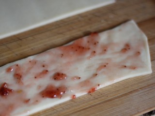 苹果玫瑰挞,在面片表面刷一层草莓酱。