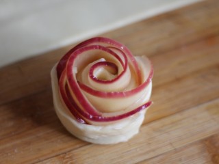 苹果玫瑰挞,卷好后就变成了玫瑰花的形状，稍微调整花瓣。