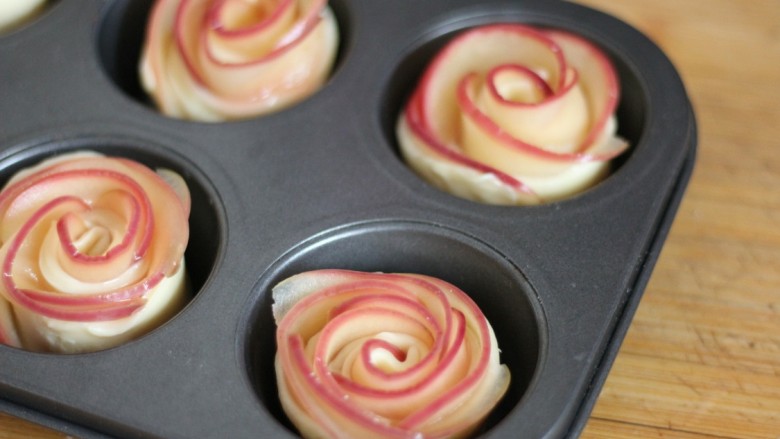 苹果玫瑰挞,放入预热好200度的烤箱中层，烤40分钟左右即可。