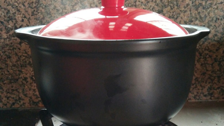 黑乐砂锅烤板栗,盖上盖子，开大火烤15分钟，每隔3到4分钟就翻一下板栗