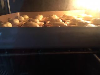 糖渍橙皮牛轧糖饼干,烤箱预热100度烤约两三分钟
